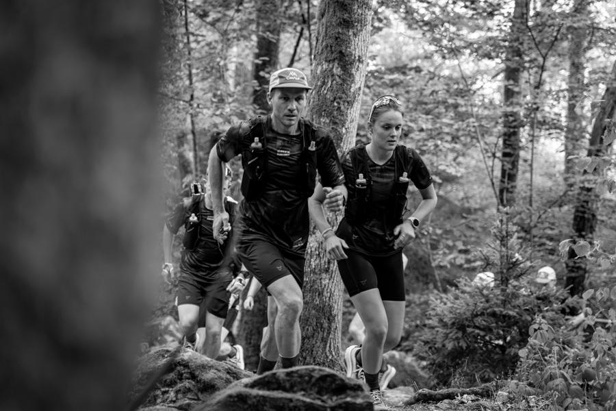 Zwei Läufer*innen im BFUTR-Shirt auf einem Waldtrail an der Blackforestline